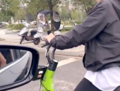 小姐姐开电动车照片真实,小姐姐的活力瞬间